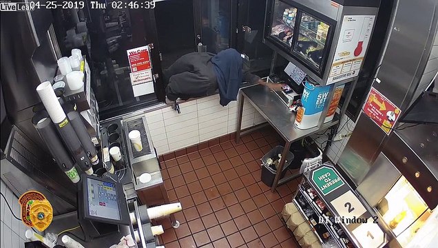 Le pire voleur du monde qui n'arrive pas à ouvrir la caisse d'un fast-food pour voler l'argent !