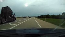 Il s'insère sur l'autoroute en essayant de doubler un camion...