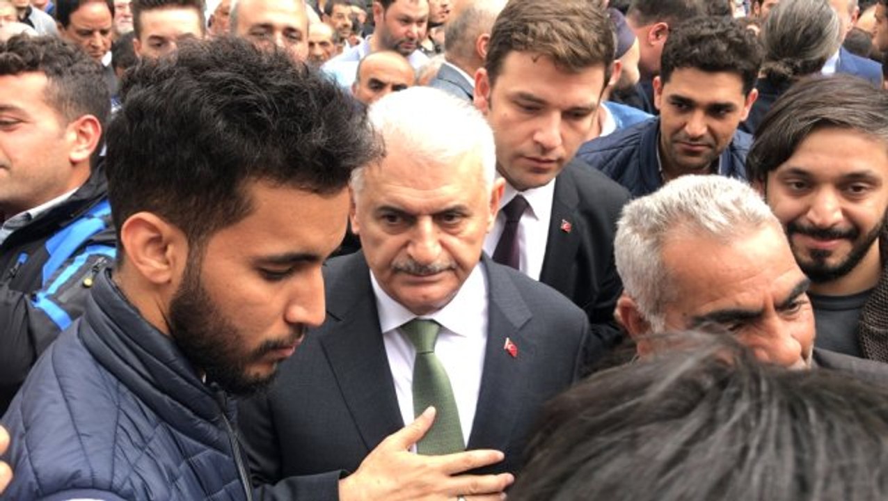 Binali Yıldırım, Cuma Namazını Eyüpsultan Camii'nde Kıldı