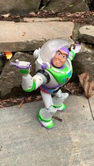 Un pétard dans la main de Buzz l'éclair