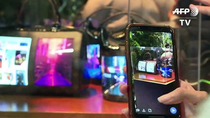 Les écrans flexibles s'invitent sur des sacs à main