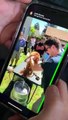 Un groupe d'étudiants force un pauvre chien à boire de la bière