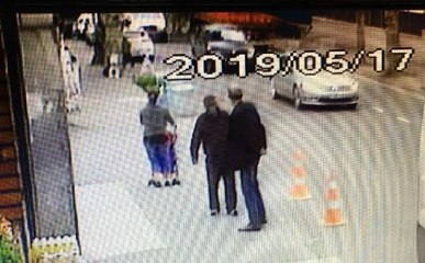 Sarıyer'de Tır'ın Çarptığı Ağacın Otobüs Durağına Devrilmesi Kamerada