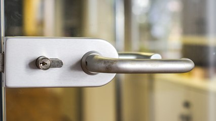 할머니 대신 문 열어주다 숨지게 한 30대 입건 / YTN