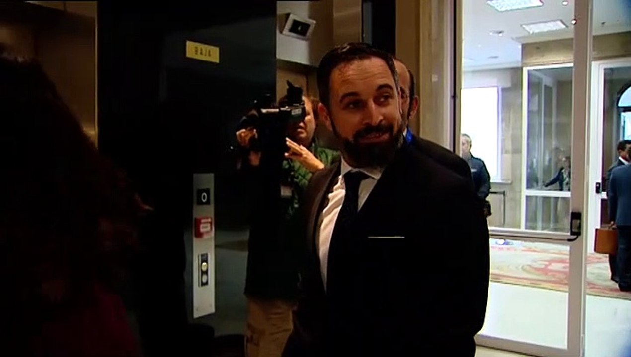 Santiago Abascal y Pablo Iglesias charlan fugazmente en el ascensor del Congreso