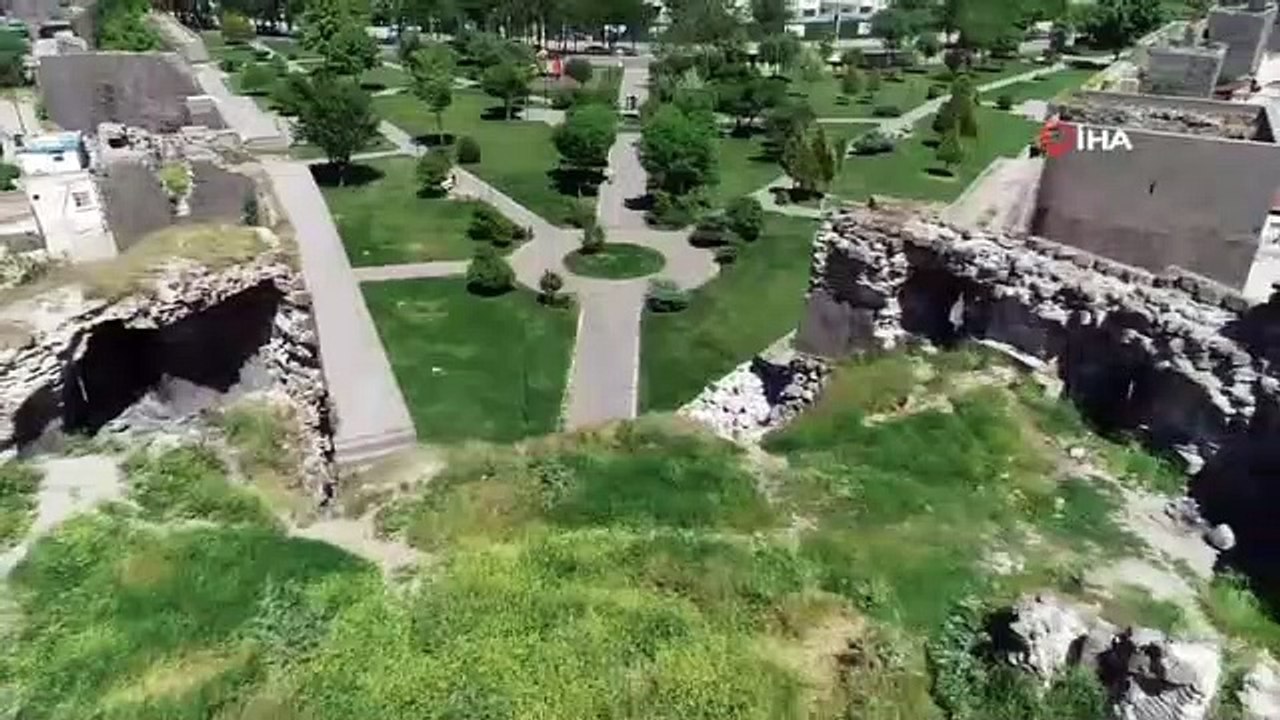 Tarihi surlar ilgisizlikten dökülüyor