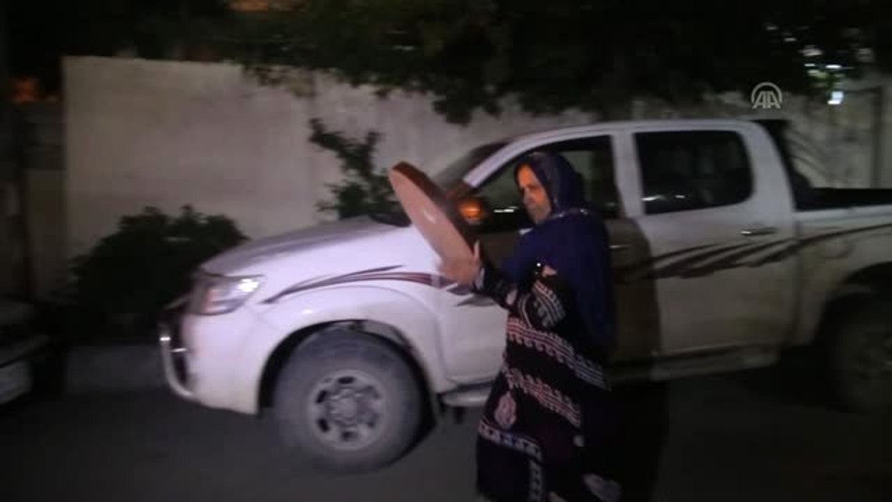 Iraklı Kadın İnsanları Sahura Def Çalarak Uyandırıyor