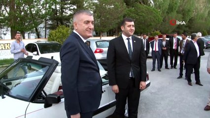 Devlet Bahçeli'nin hediye ettiği klasik otomobil Kayseri sokaklarında