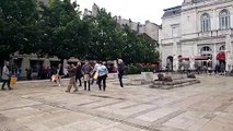 La flashmob de Bat Macadam en face du théâtre de Lons-le-Saunier