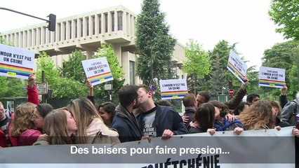 Homophobie en Tchétchénie: un "kiss-in" devant l'ambassade russe