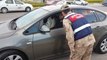 Jandarma trafik ekipleri bu kez ceza yazmak için değil iftara davet için sürücüleri durdurdu
