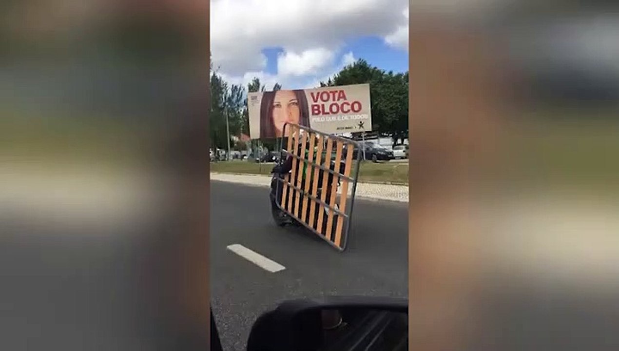 Motorista da Uber Eats apanhado a transportar estrado de cama numa mota em Lisboa