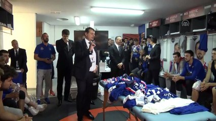 Anadolu Efes, soyunma odasında büyük coşku - VITORIA-GASTEIZ