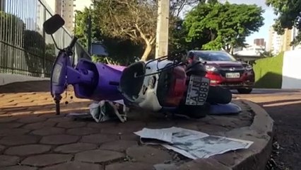 Carro e moto se envolvem em colisão na Rua Antonina