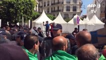 الجزائريون يتظاهرون ليوم الجمعة الثالث عشر على التوالي للمطالبة برحيل 