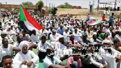 المتظاهرون يزيلون المتاريس في الخرطوم ويطالبون الجيش باستئناف التفاوض