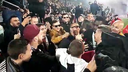 FC Metz : Ivan Balliu ouvre le champagne avec les supporters