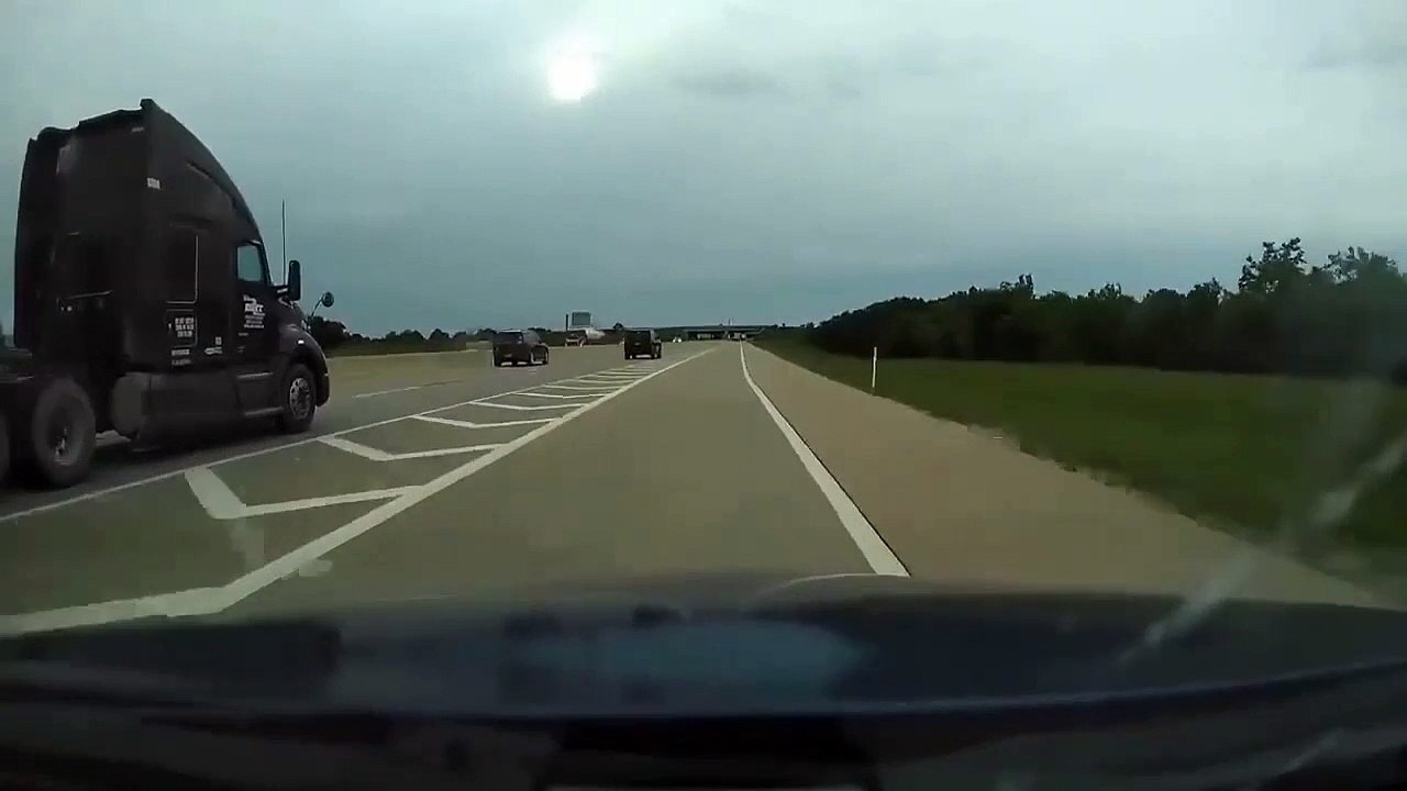 Cet automobiliste bloqué par un camion en s’insérant sur l'autoroute part en tête-à-queue