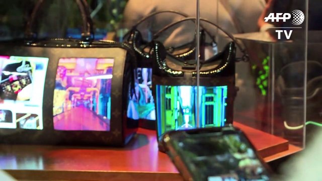 Las pantallas plegables llegan a los bolsos de lujo