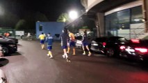 Les joueurs du FC Sochaux communient avec les supporters après le maintien