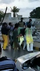 Aurtain Shahra-e-Faisal Per Naujawan Ki Chitrol Karte Huwe