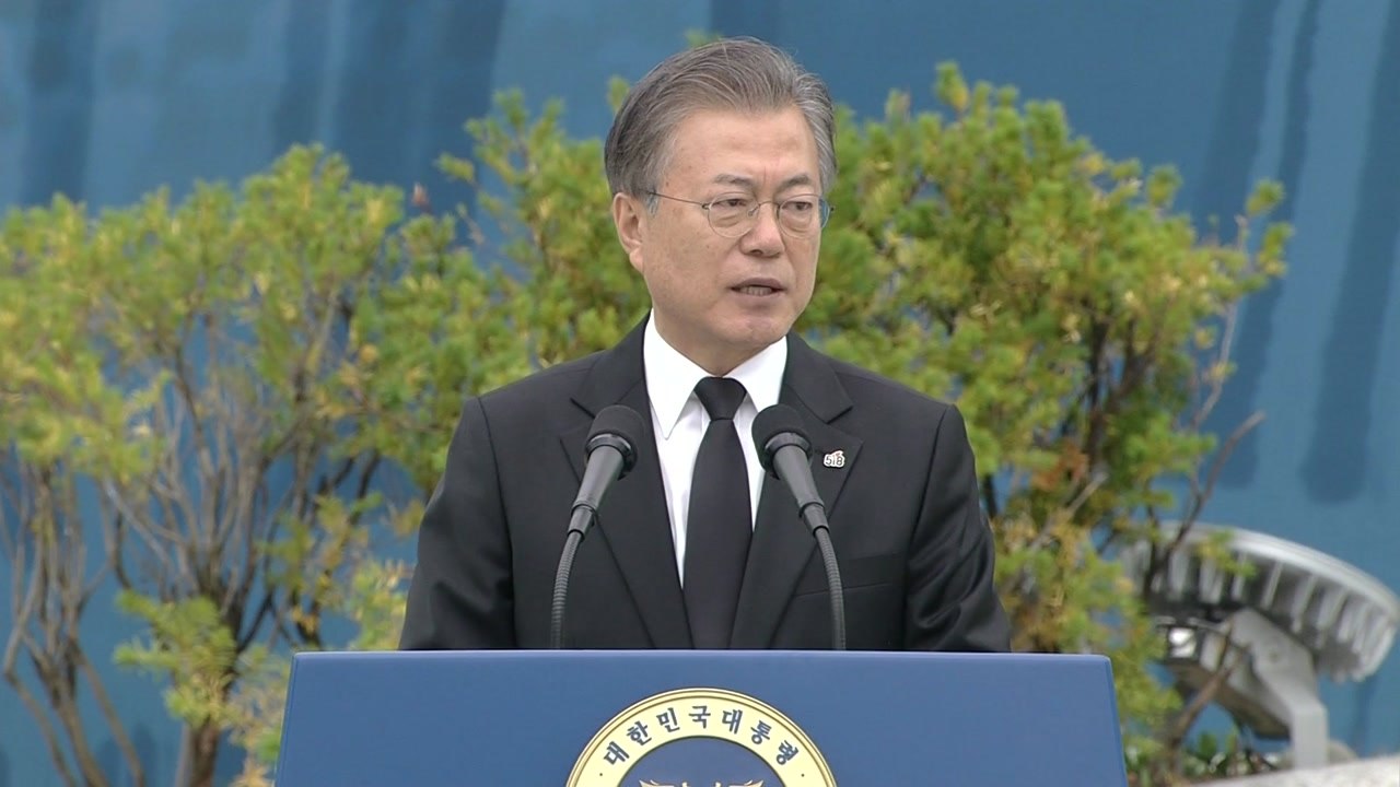 문 대통령 "5·18 진실에 보수·진보 나뉠 수 없어...진실 규명에 정치권 동참해야...