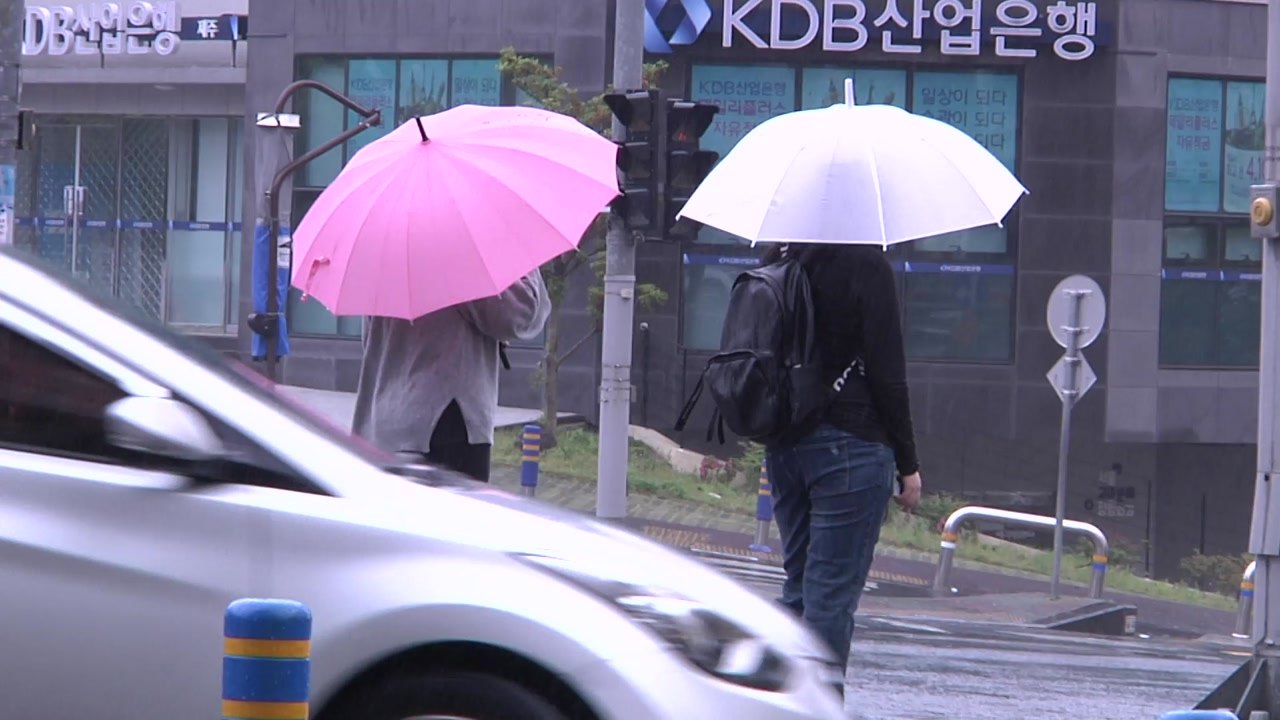 [날씨] 제주·남해안 호우특보...중북부 낮 더위 / YTN