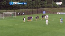 Le coup franc passe au dessus des buts.