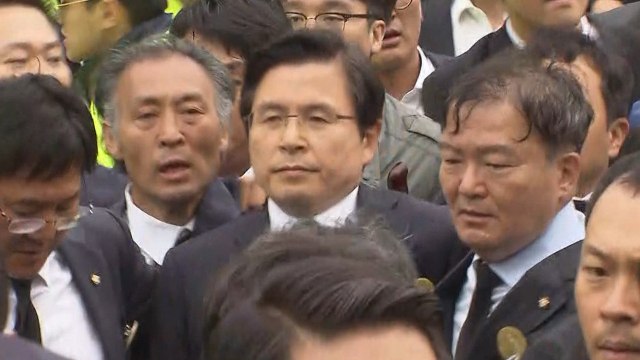 항의 속 5·18 기념식 참석한 황교안, '임을 위한 행진곡' 제창 / YTN