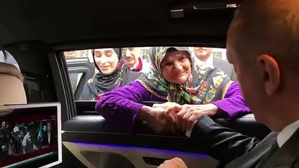 Erdoğan'dan yaşlı teyzeyle seçim sohbeti! Güldüren diyalog ortaya çıktı