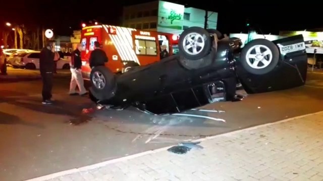 Acidente de trânsito seguido de capotamento é registrado no centro