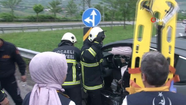 Otomobiller kavşakta çarpıştı, araçta sıkışan yaralıyı itfaiye ekipleri kurtardı