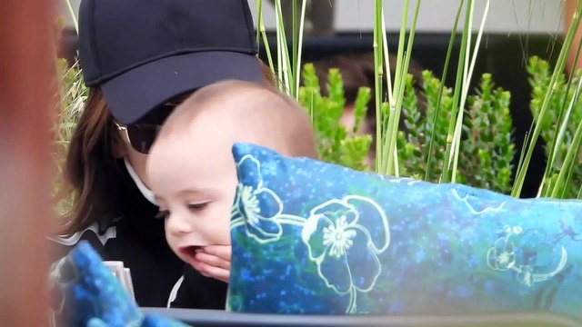 Eva Longoria se come a besos a su hijo en Cannes