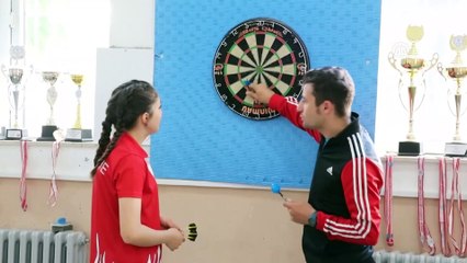 Okul yemekhanesindeki dart tahtasından madalya çıkardı - DENİZLİ