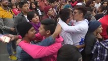 Multitudinaria 'besada' en Ciudad de México en el Día Internacional contra la Homofobia