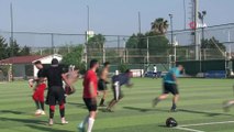 Futbol sahasında Amerikan futbolu oynuyorlar