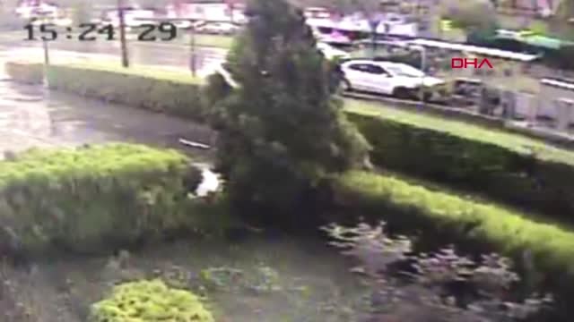 Eskişehir Kaza Yapan Otomobil, Tramvay Durağındaki Kadına Çarptı