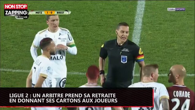 Ligue 2 : un arbitre prend sa retraite... en donnant ses cartons aux joueurs (vidéo)