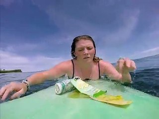 Surfeuse envahie de plastique