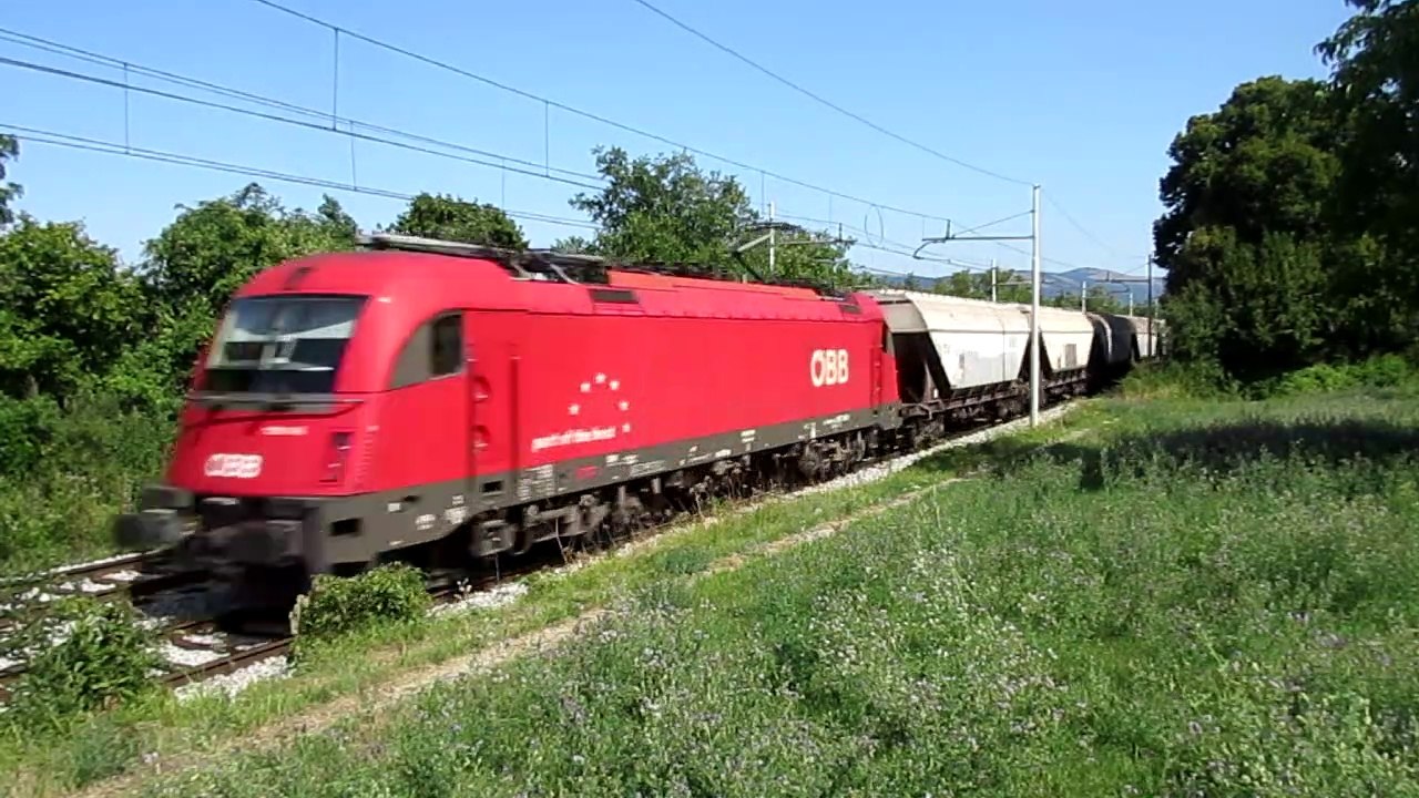 Öbb taurus in europa unterwegs: 1216-146 mit einem güterzug in povir, slowenien. eat086555