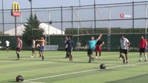 Futbol Sahasında Amerikan Futbolu Oynuyorlar