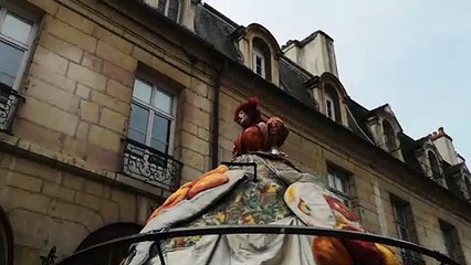 Les Poupées géantes de la compagnie Transe Express au centre-ville de Dijon