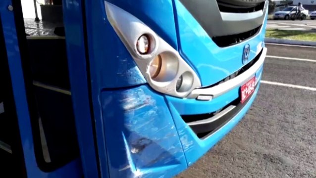Carro e ônibus batem na Avenida Tancredo Neves