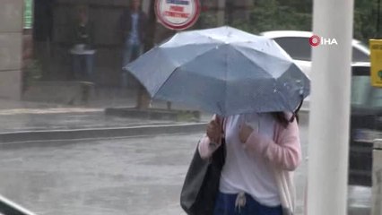 Başkent'te Dolu ve Yağmur Sonrası Sokaklar Göle Döndü