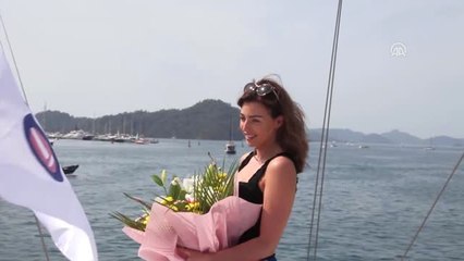 İngiltere Güzeli Mavi Yolculuğa Çıktı, Yoga Yaptı