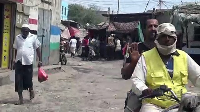 سكان الخوخة يعبرون عن شكوكهم حول انسحاب الحوثيين من مرفا الحديدة