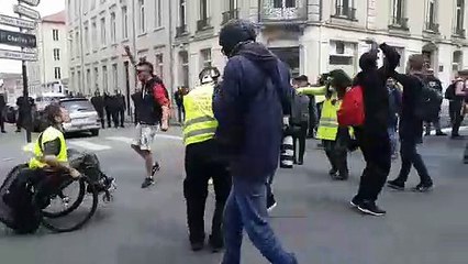 Nancy : les gilets jaunes dansent devant les forces de l'ordre rue Saint Dizier