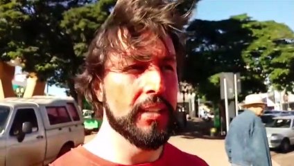 Atores com caras vermelhas e apito conscientizam o trânsito de Cascavel