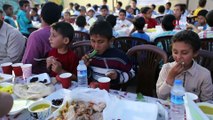 - Suriye'de bin kişiye iftar yemeği