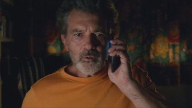 Almodóvar se deja llevar en Cannes por la emoción, los recuerdos y los besos